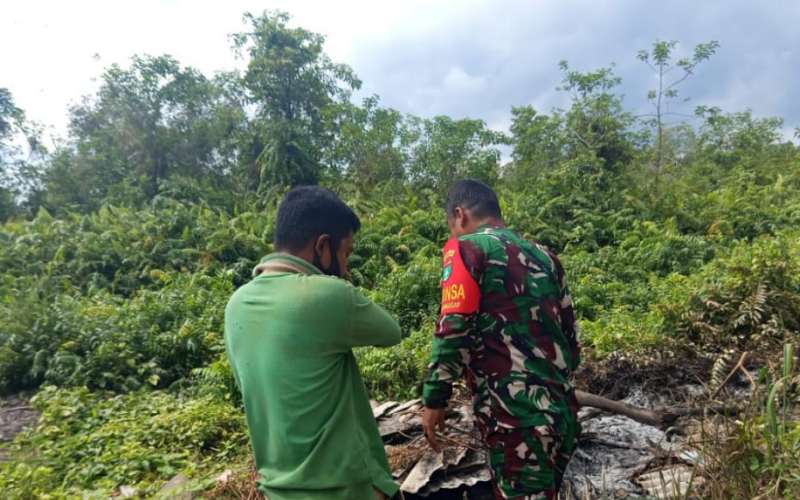 Babinsa Koramil 01 Dumai Gabungkan Patroli Karhutla dan Pendampingan Pertanian Warga