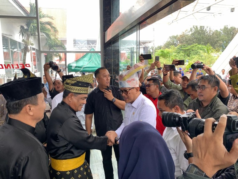 Menteri Abdul Kadir Karding Fasilitasi Pemulangan PMI Melalui Pelabuhan Pelindo Dumai