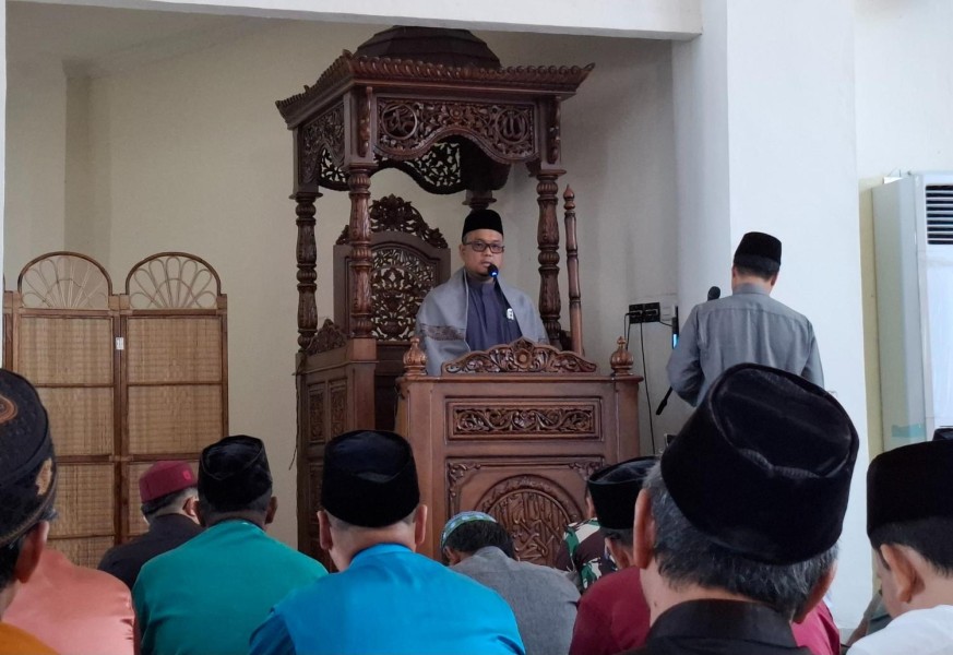 Salat Jumat Perdana di Masjid Al-Maqari, Ustaz Zul Ikromi Ingatkan Hati yang Tertaut ke Masjid