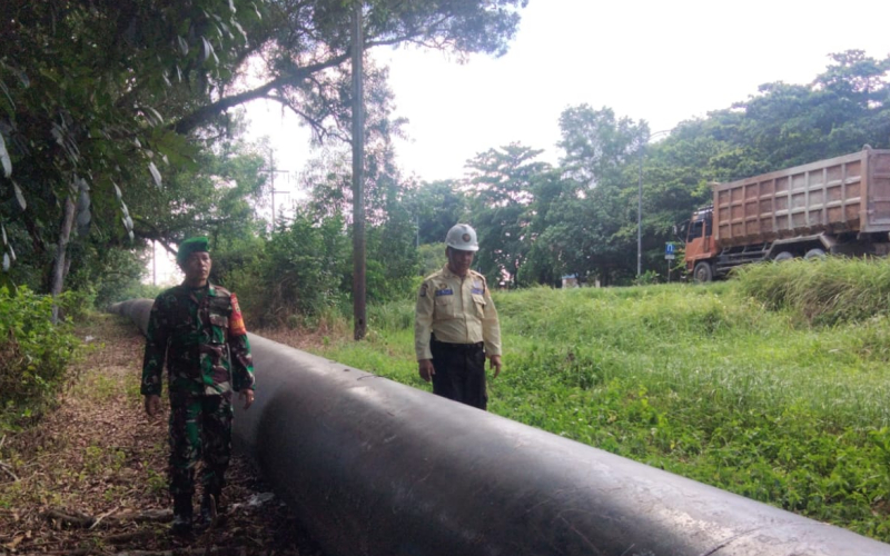 Babinsa Koramil 01 Tingkatkan Keamanan di Area Pipa Minyak