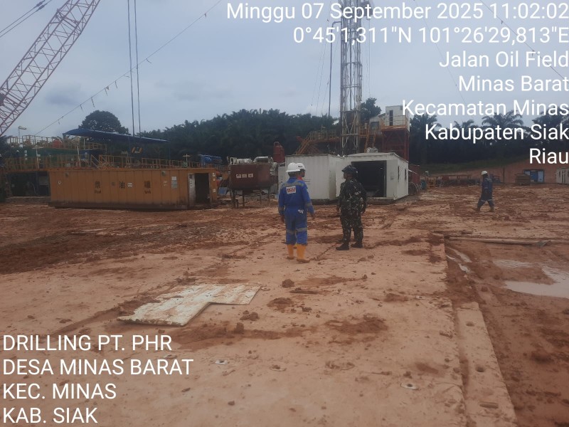 Babinsa Serda Heppy Setiawan dan Serda Haris SP Laksanakan Patroli di Lokasi Drilling Minas