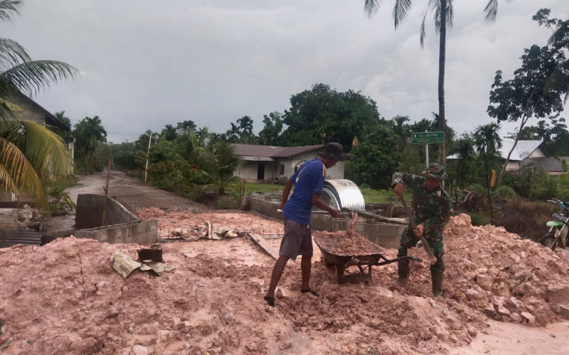 Personel Kodim Dumai Hadapi Pasang Surut dan Cuaca Ekstrem, Pembangunan Jembatan Armco Tetap Berjalan