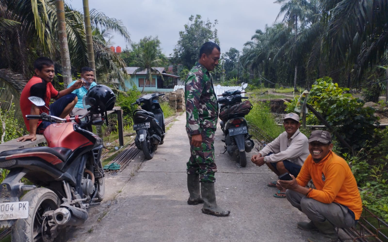 Cegah Karhutla, Babinsa Koramil 03/Sungai Sembilan Intensifkan Patroli dan Sosialisasi ke Warga