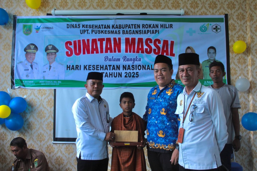 Baznas Rohil Salurkan Kursi Roda dan Bantuan Sunat Massal kepada Ratusan Mustahik