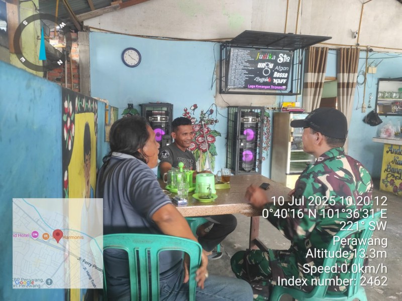 Babinsa Koramil 04/Perawang Ajak Warga Peduli Lingkungan Lewat Komsos di Kelurahan Perawang