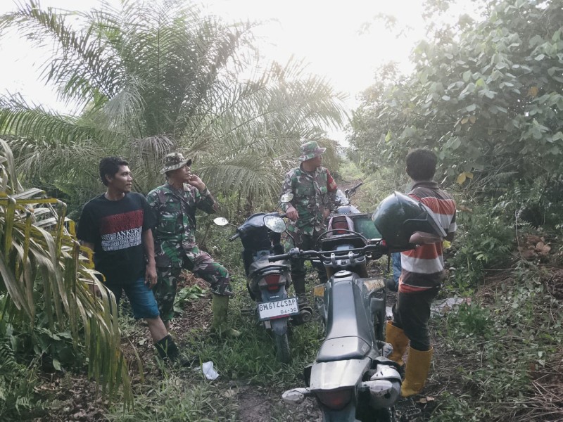 Babinsa Serda Mayus Maruli Patroli Cegah Karhutla di Wilayah Minas, Tidak Ditemukan Titik Api