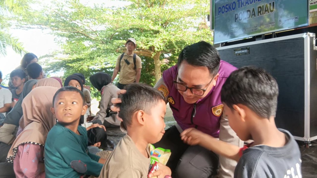 Tim Trauma Healing Mabes Polri turun ke Palembayan, Agam, untuk membantu memulihkan korban pascabencana