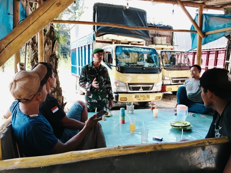 Babinsa Serda Mayus Maruli Gelar Komsos Tentang Kesehatan di Minas Timur