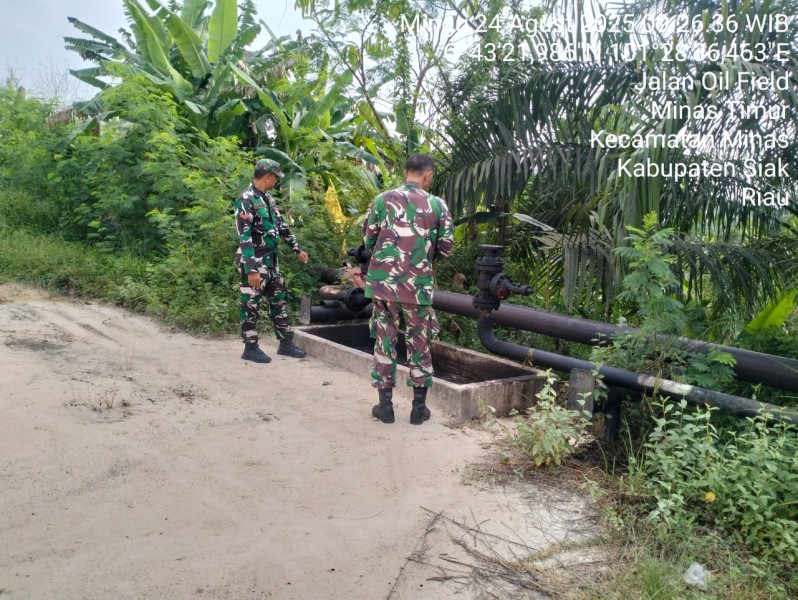 Babinsa Serda Mayus Maruli dan Koptu S Sembiring Patroli Penguatan Binter SKK Migas PT PHR di Minas