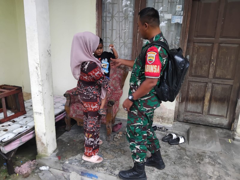 Babinsa Koramil 04/Perawang Kopda Gunariadi Lakukan Pengecekan Anak Stunting di Kampung Perawang Barat