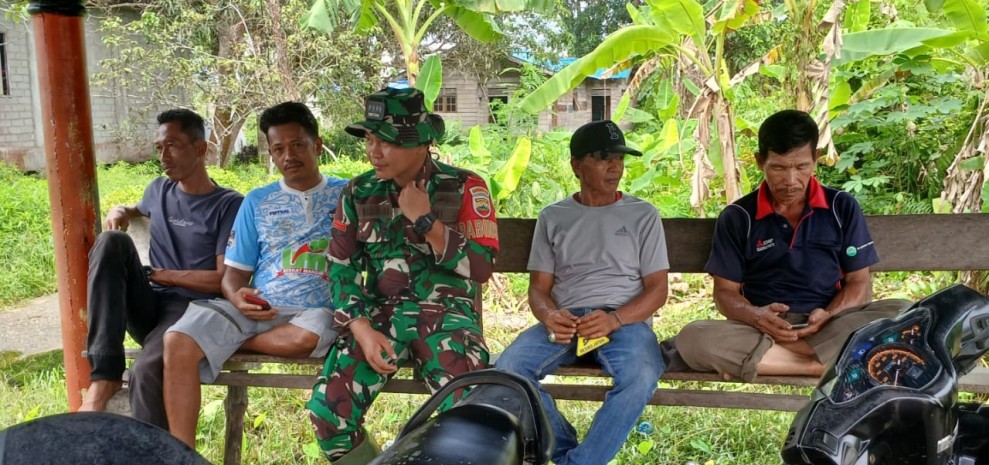 Babinsa Koramil 06/Kateman Ajak Warga Jaga Lingkungan di Musim Kemarau
