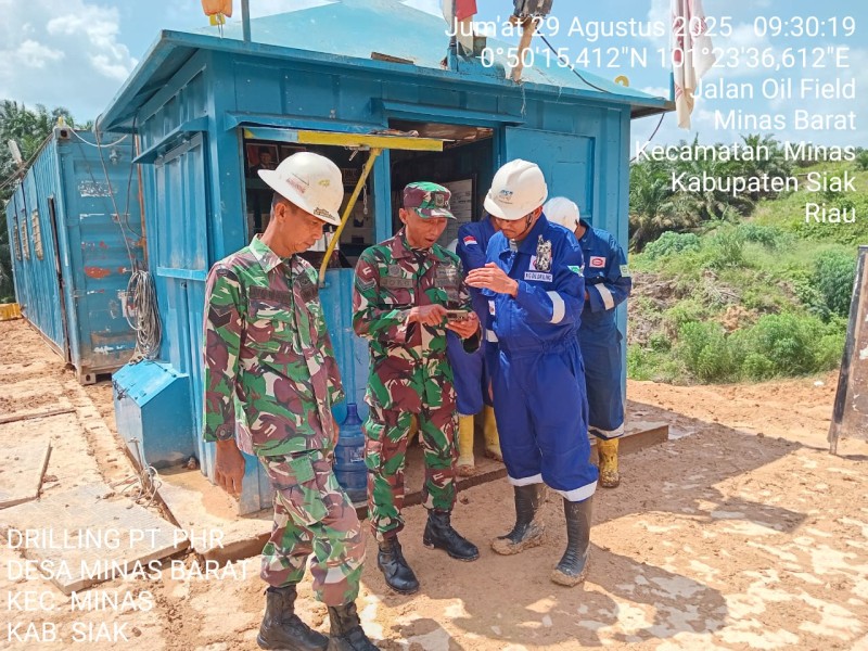 Babinsa Serka Sri Wahyudi dan Serda Heppy Setyawan Gelar Patroli Keamanan di Lokasi Drilling Minas Barat