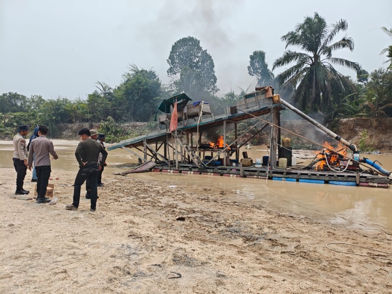 Bersihkan Sungai Tesso dari Penambangan Liar: Polsek Kampar Kiri Musnahkan 12 Unit Rakit Tambang Emas Tanpa Izin di Tiga Titik Secara Serentak
