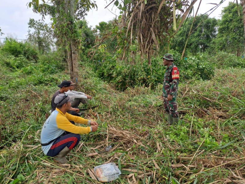 Babinsa Koramil 06/Kateman Ajak Warga Cegah Karhutla dengan Tidak Membakar Lahan