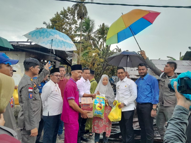 Luka Api di Bagan Punak, Wabup Rokan Hilir Hadir Bawa Penguat untuk Korban