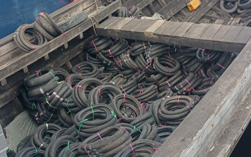 Satgas Patroli Laut Terpadu BC 10002 Tangkap Kapal Bermuatan Ban Bekas Ilegal di Perairan Riau
