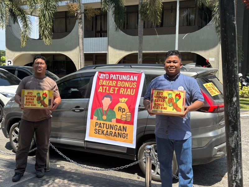 Bentang Spanduk di Masjid Kantor Gubernur Riau, KSJ Galang Dana Pembayaran Bonus Atlet