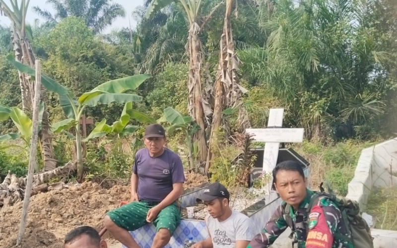 Wujud Kepedulian TNI, Babinsa Tanjung Penyembal Monitoring Pemakaman Militer Serka Aprianto