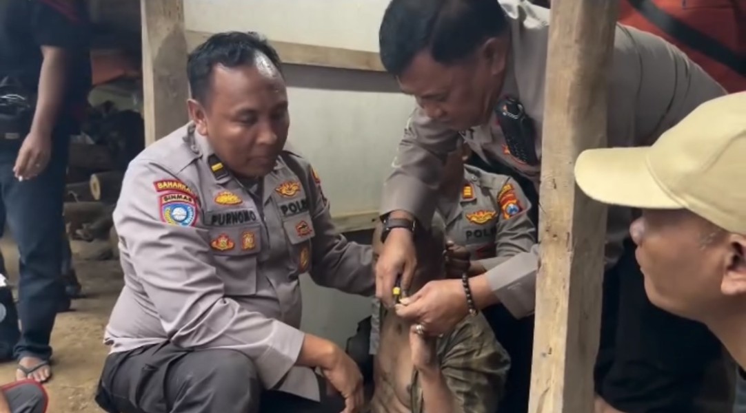 Momen Polisi Selamatkan ODGJ yang ‘Terpenjara’ 20 Tahun di Kerangkeng Besi