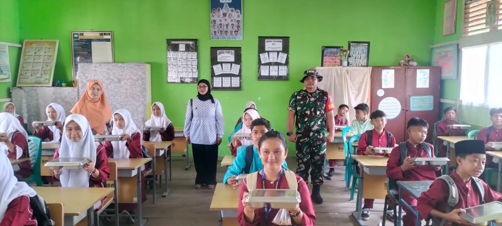 Dukung Program Pemerintah, Babinsa Koramil 06/Kateman Kembali Dampingi Kegiatan MBG di Sekolah