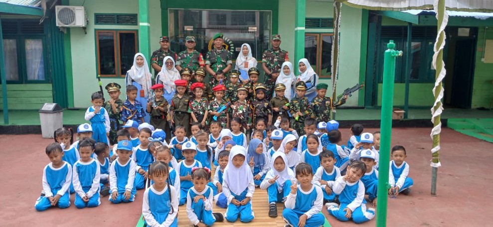 Personel Koramil 06/Kateman Terima Kunjungan Anak TK Negeri Pembina, Tanamkan Wawasan Kebangsaan Sejak Dini