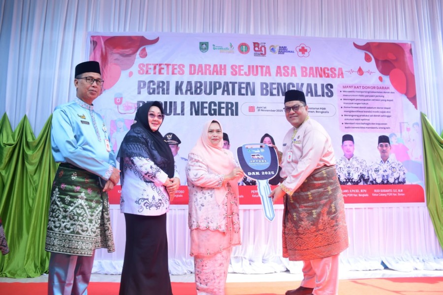 Hari Guru Nasional 2025: PGRI Bengkalis Gelar Donor Darah, Pemkab Serahkan Satu Unit Ambulans Baru
