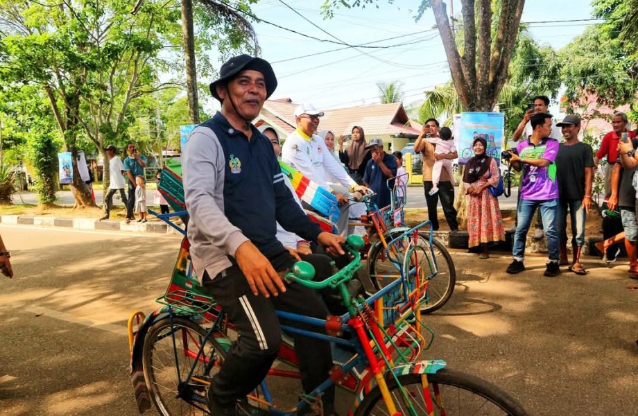 Heboh! Lomba Balap Becak Perdana di Inhil Disambut Antusias, Bupati Ikut Kayuh Bareng Warga
