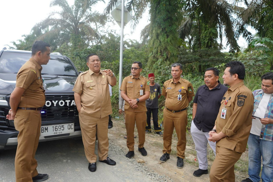 Plt Gubernur Riau Janjikan Jalan Siak-Pekanbaru Akan Mulus Sebelum Lebaran