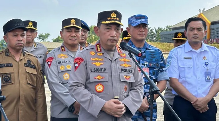 Didampingi Gubernur, Kapolri dan Menteri LH Cek Langsung Karhutla di Riau