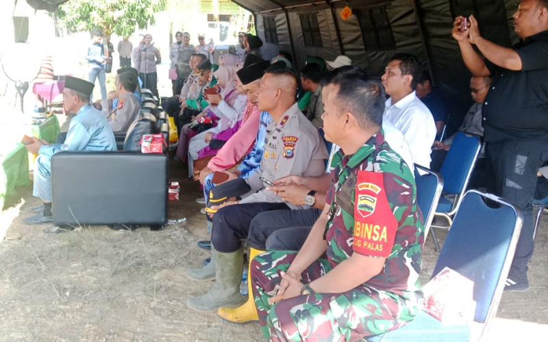 Babinsa Tanjung Palas Dukung Ketahanan Pangan Lewat Penanaman Jagung Serentak