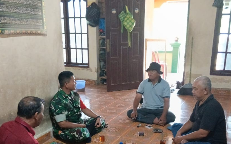 Serma Amrijon Gelar Komsos Bersama Warga untuk Jaga Keamanan Lingkungan Guntung