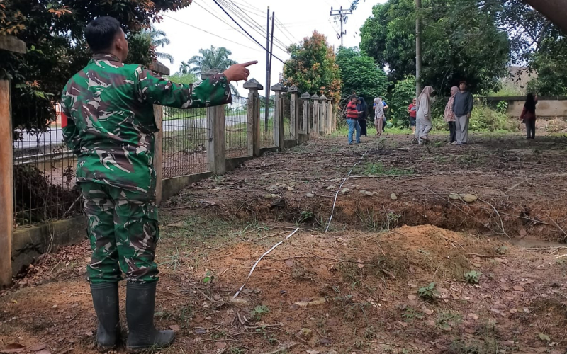 Babinsa Mekar Sari Dampingi Kementerian Koperasi Tinjau Lahan Pembangunan KDKMP
