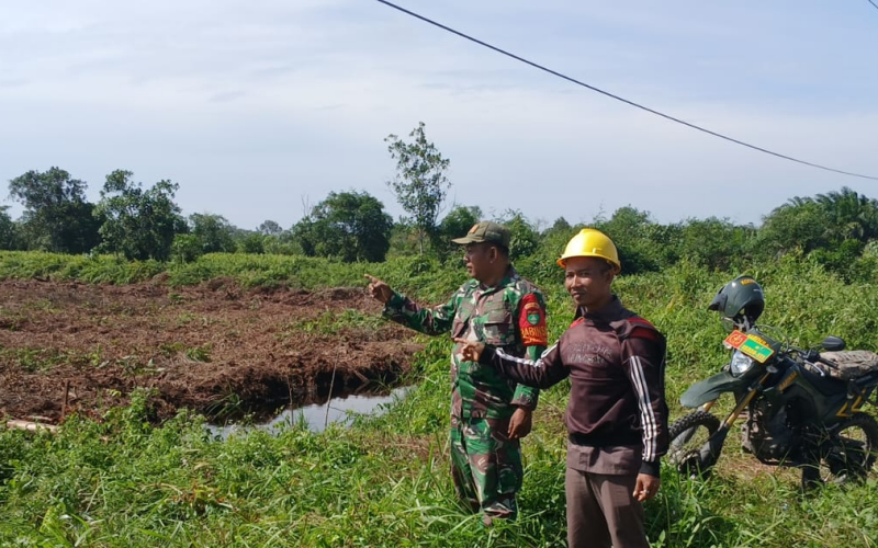Babinsa Pelintung Ingatkan Warga Larangan Bakar Lahan