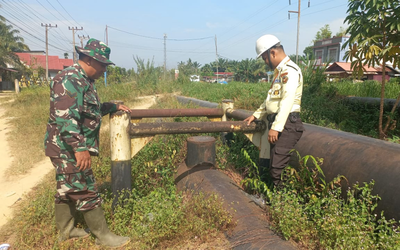 Patroli Babinsa Sertu Roni Sandra di Area Pipa Minyak