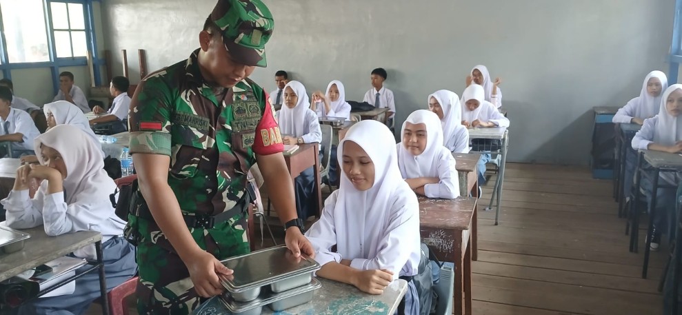Dukung Peningkatan Gizi Anak, Babinsa Koramil 06/Kateman Kembali Dampingi Kegiatan MBG di Sekolah Sekolah