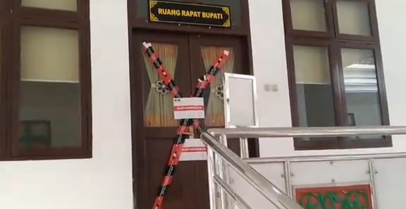 KPK Segel Enam Ruang Pejabat di Pemkab dan DPRD Kuansing, Aktivitas Perkantoran Dibatasi