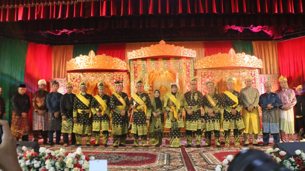Bupati Inhil Herman Dianugerahi Gelar Adat Datuk Seri Setia Amanah