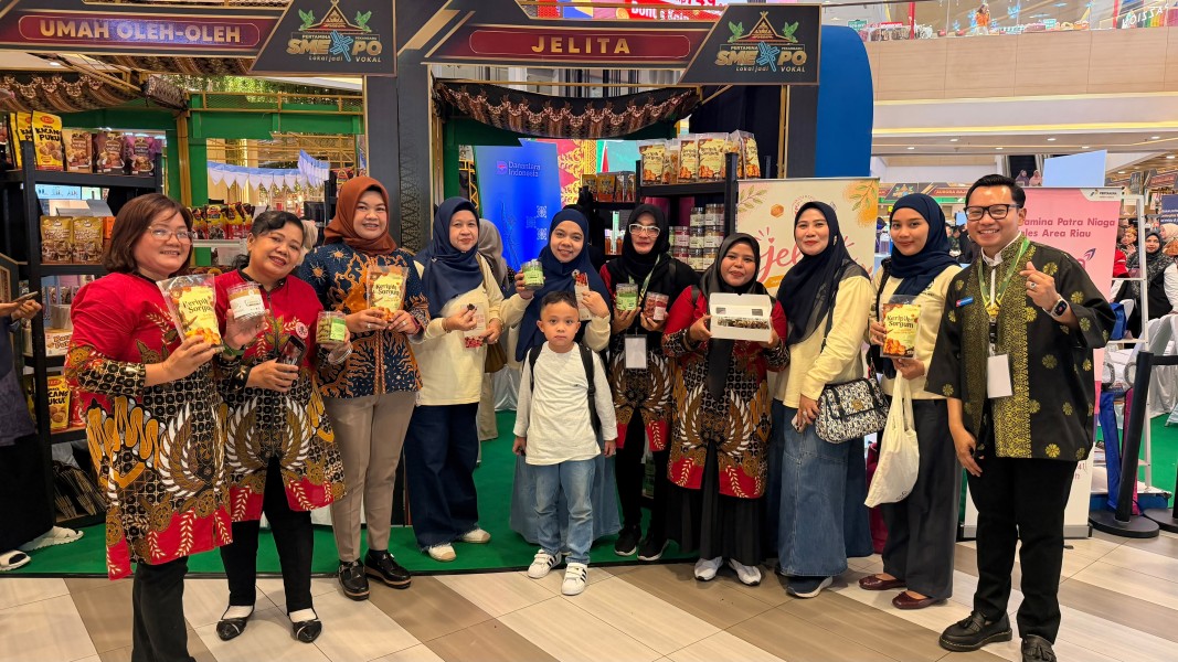Lokal Jadi Vokal! Brownies Sorgum UMKM Binaan Kilang Dumai Ludes di SMEXPO Pekanbaru