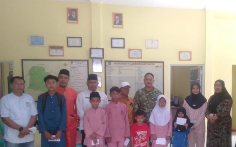 Wujud Kepedulian, Kodim 0320/Dumai Berikan Sagu Hati kepada 10 Anak Yatim