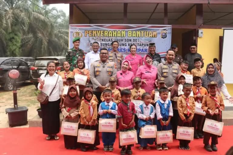 Renovasi & Bantuan Lengkap — Kapolres Kampar Tinjau Kelas Jauh SDN 007 Desa Sungai Agung