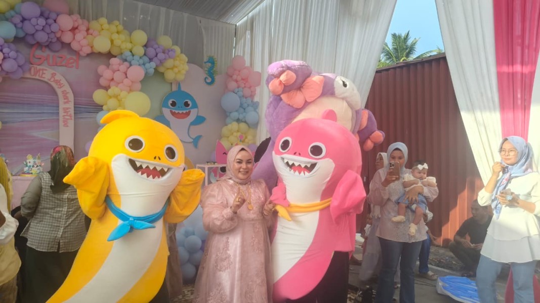 Koleksi Badut Bertambah, Rahmat Pantun Terima Bantuan 2 Kostum Baby Shark dari Anggota DPRD Riau