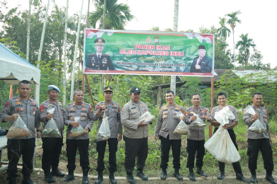 Hasil Positif, Ketahanan Pangan Polres Inhu Panen Dua Ribu Ikan