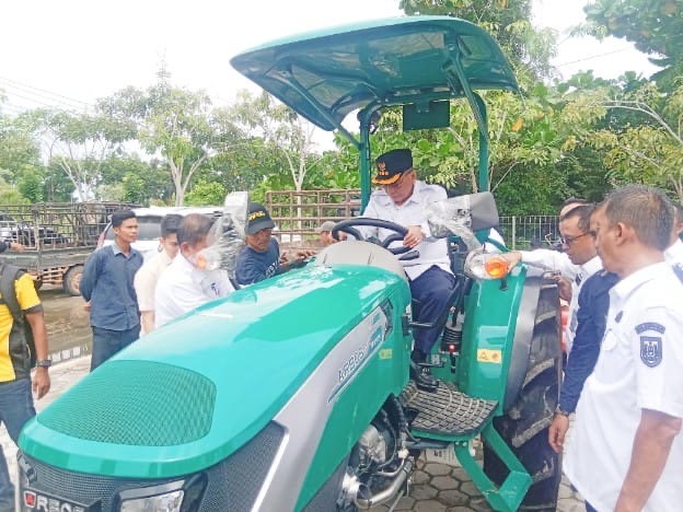 Bupati Rohil Serahkan 24 Drone Pertanian Bantuan Kementan untuk Petani