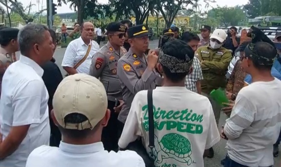 AMAR Geruduk Balai Bupati Kampar, Desak Polisi Tindaklanjuti Perkara Harapan Nainggolan