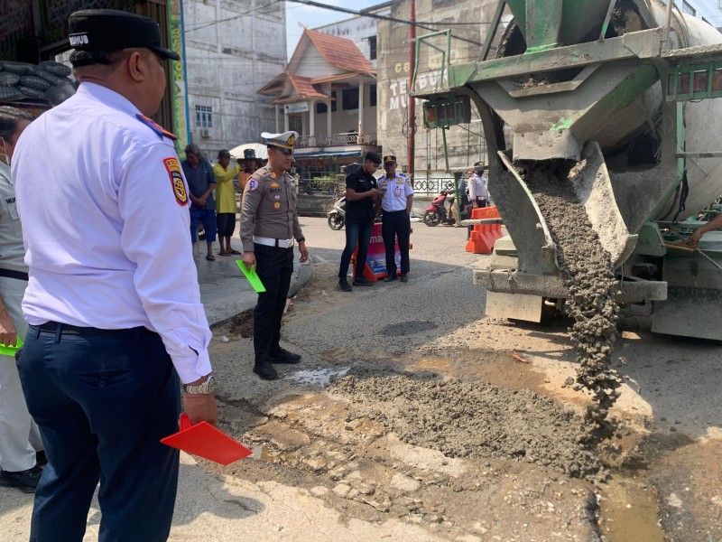 Sat Lantas Polres Inhil Bersama Forum LLAJ Lakukan Tambal Sulam Jalan Berlubang di Tembilahan