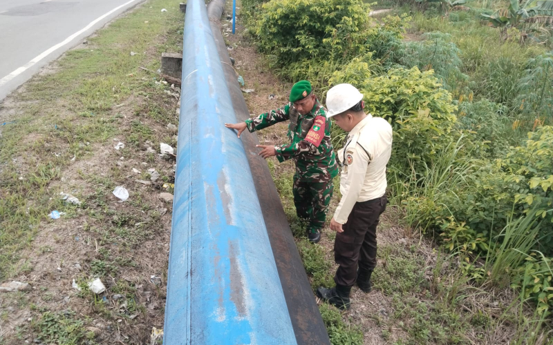 Babinsa Koramil 01/Dumai Perkuat Pengamanan Objek Vital Jalur Pipa Pertamina