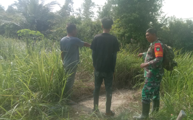 Antisipasi Karhutla, Babinsa Teluk Makmur Patroli dan Imbau Warga Tidak Bakar Lahan
