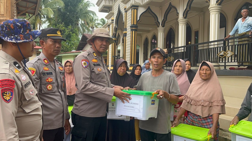 Polres Pelalawan Salurkan Bantuan Sembako kepada Korban Banjir dan Tanah Longsor di Sumatera Barat