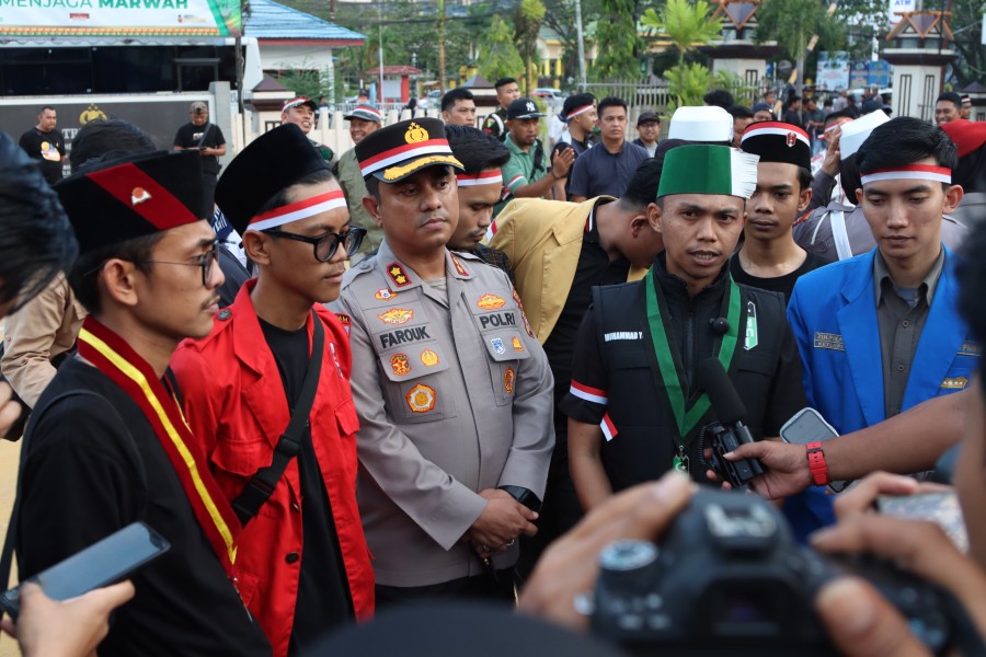 Indragiri Hilir Menyuarakan Kedamaian, 400 Bunga Dibagikan di Jalanan Tembilahan