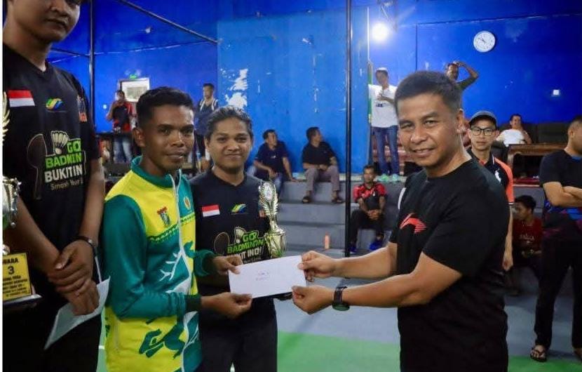 Bupati Kampar Ahmad Yuzar Tutup Turnamen Badminton Bukit Indah, Dua Pasangan Sabet Gelar Juara